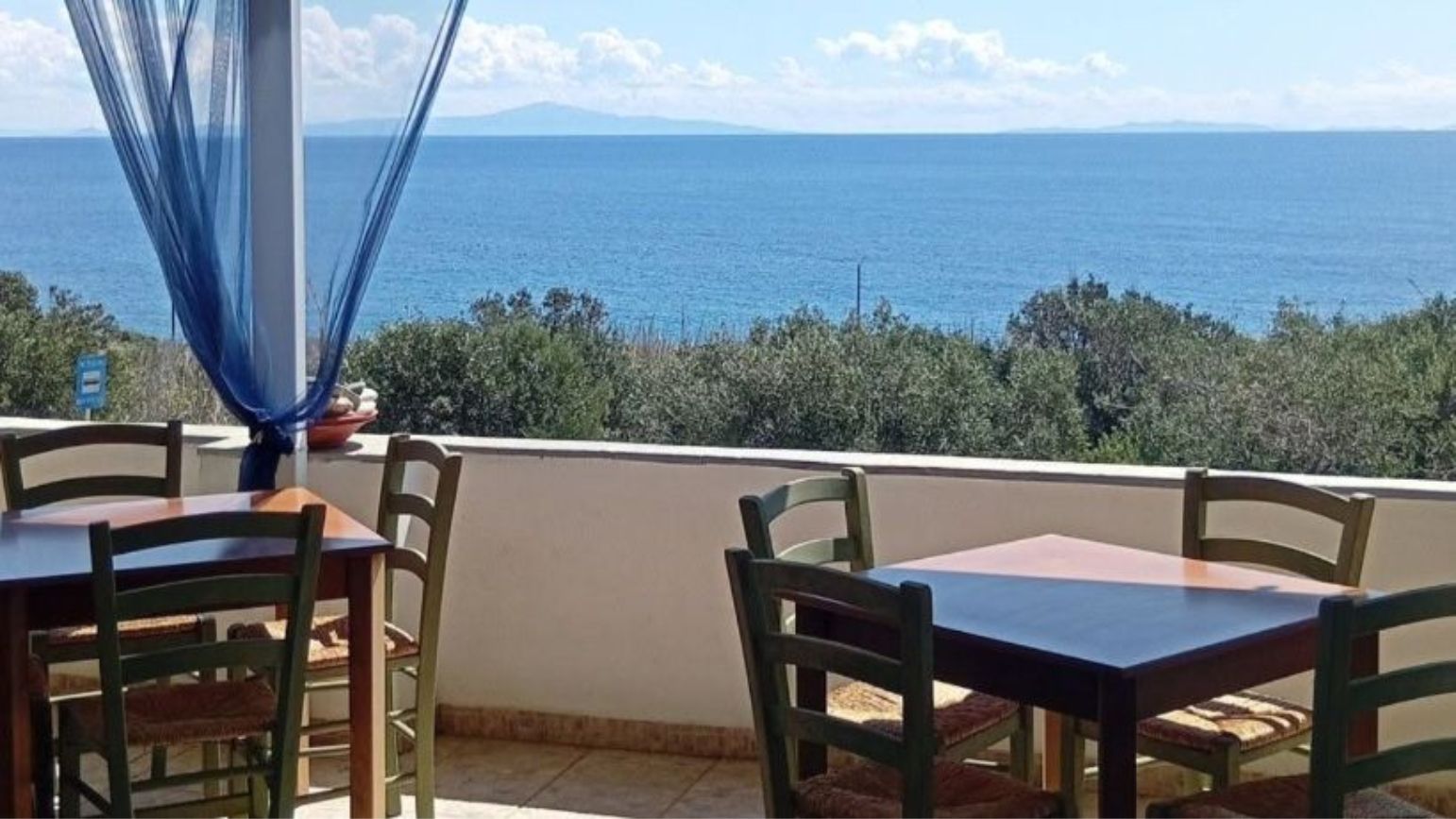 Vue depuis la terrasse de la taverne ByRaki à Megas Gialos, Syros.